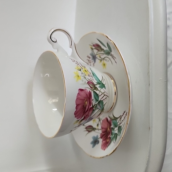 Regency English Wild Flowers Tea Cup & Saucer - Picture 4 of 9